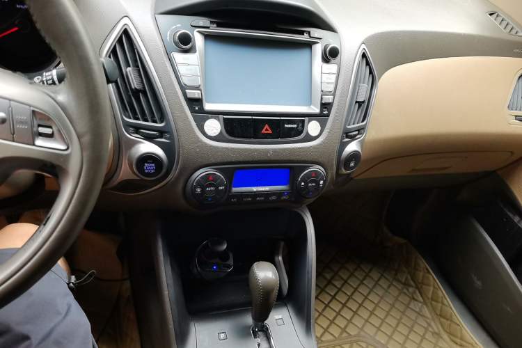 Used Hyundai ix35 2012 2.0L Automatic Two-Wheel Drive New Edition GL Audio And AC Panel