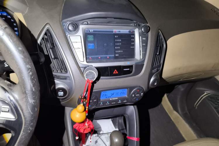 Used Hyundai ix35 2012 2.0L Automatic Two-Wheel Drive Elite Edition GLS Audio And AC Panel
