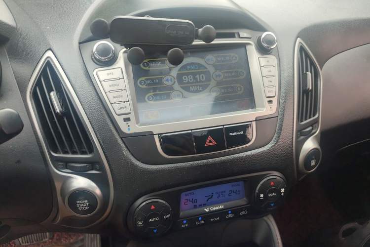 Used Hyundai ix35 2012 2.0L Automatic Two-Wheel Drive Elite Edition GLS Audio And AC Panel