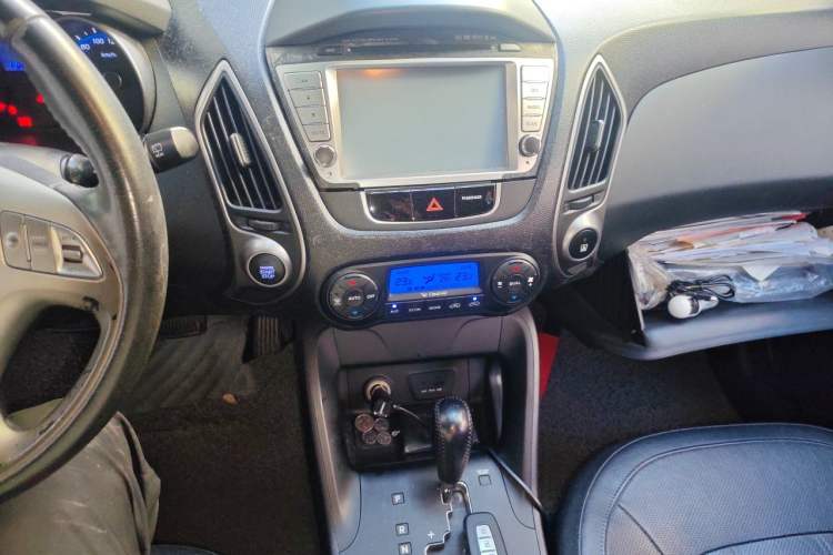 Used Hyundai ix35 2012 2.0L Automatic Two-Wheel Drive Elite Edition GLS Audio And AC Panel