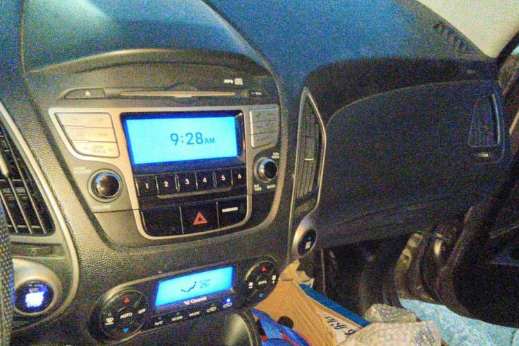 Used Hyundai ix35 2012 2.0L Automatic Two-Wheel Drive Elite Edition GLS Audio And AC Panel