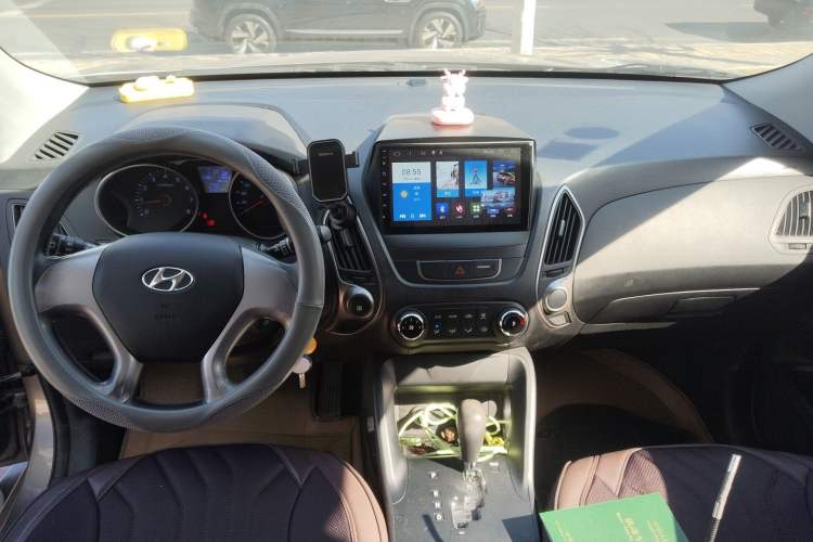Used Hyundai ix35 2012 2.0L Automatic Two-Wheel Drive New Edition GL Audio And AC Panel