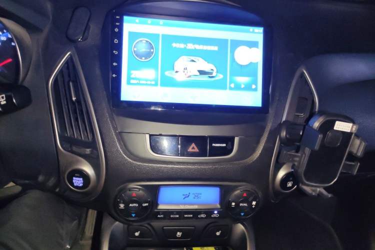 Used Hyundai ix35 2012 2.0L Automatic 4x4 Prestige Edition GLS Audio And AC Panel
