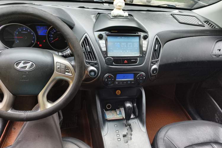 Used Hyundai ix35 2012 2.0L Automatic Two-Wheel Drive Elite Edition GLS Audio And AC Panel