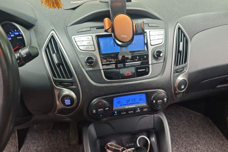 Used Hyundai ix35 2012 2.0L Automatic Two-Wheel Drive Elite Edition GLS Audio And AC Panel