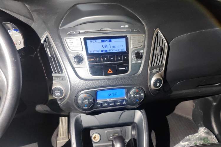 Used Hyundai ix35 2012 2.0L Automatic Two-Wheel Drive Elite Edition GLS Audio And AC Panel