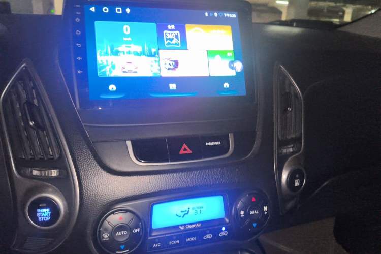 Used Hyundai ix35 2012 2.0L Automatic Two-Wheel Drive Elite Edition GLS Audio And AC Panel