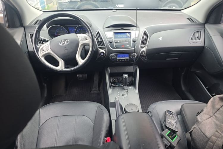 Used Hyundai ix35 2012 2.0L Automatic Two-Wheel Drive Elite Edition GLS Center Console
