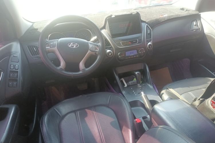Used Hyundai ix35 2012 2.0L Automatic Two-Wheel Drive Elite Edition GLS Center Console