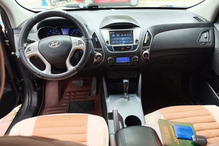 Used Hyundai ix35 2012 2.0L Automatic Two-Wheel Drive Elite Edition GLS Center Console