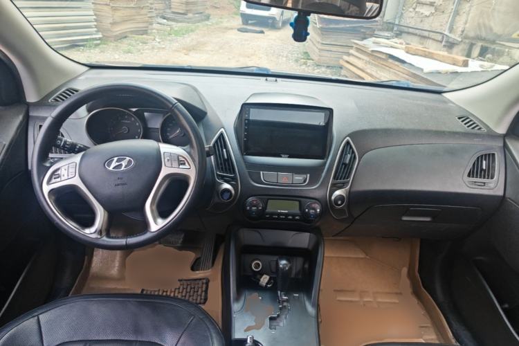 Used Hyundai ix35 2012 2.0L Automatic Two-Wheel Drive Elite Edition GLS Center Console