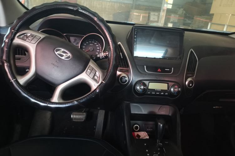 Used Hyundai ix35 2012 2.0L Automatic Two-Wheel Drive Elite Edition GLS Center Console