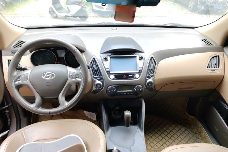 Used Hyundai ix35 2012 2.0L Automatic Two-Wheel Drive New Edition GL Center Console
