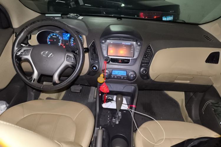 Used Hyundai ix35 2012 2.0L Automatic Two-Wheel Drive Elite Edition GLS Center Console