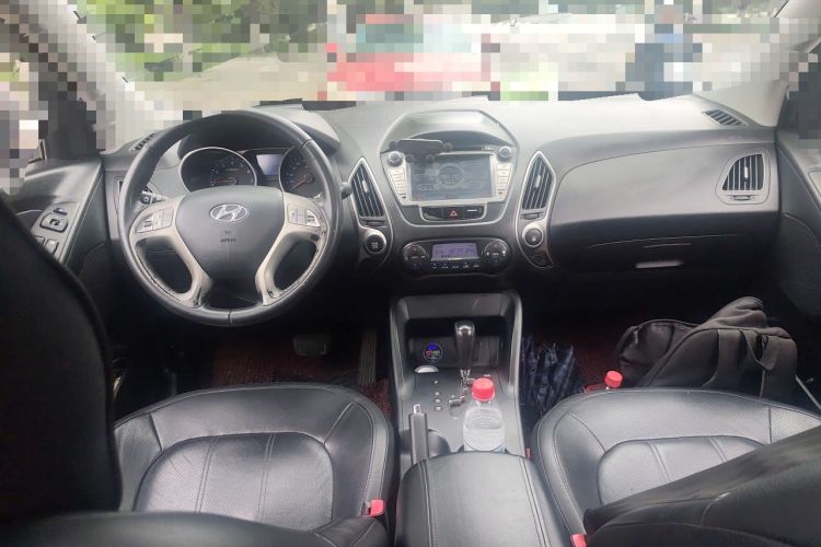 Used Hyundai ix35 2012 2.0L Automatic Two-Wheel Drive Elite Edition GLS Center Console
