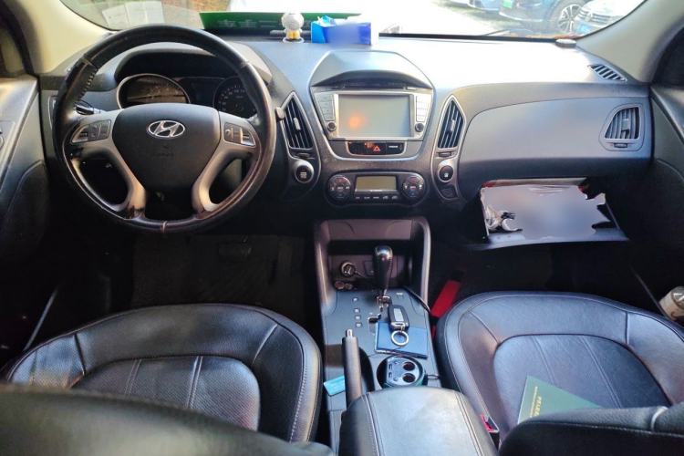 Used Hyundai ix35 2012 2.0L Automatic Two-Wheel Drive Elite Edition GLS Center Console