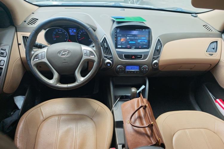 Used Hyundai ix35 2012 2.0L Automatic Two-Wheel Drive Elite Edition GLS Center Console