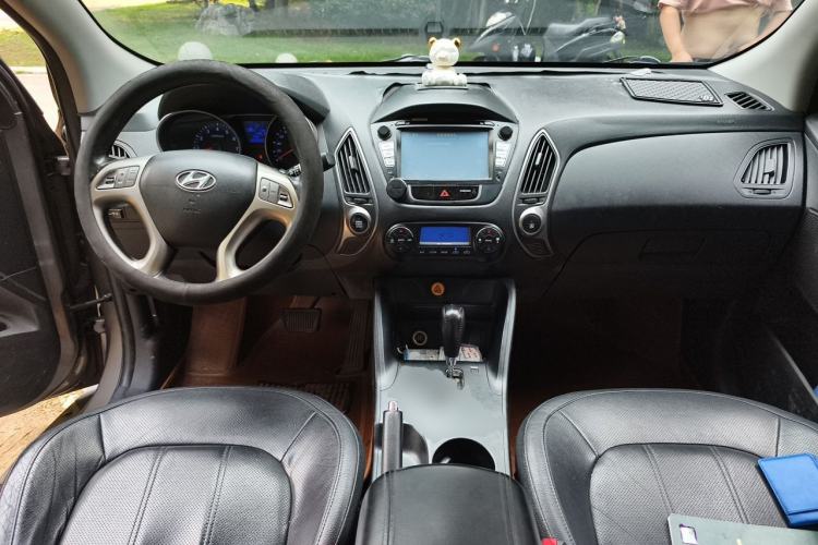 Used Hyundai ix35 2012 2.0L Automatic Two-Wheel Drive Elite Edition GLS Center Console