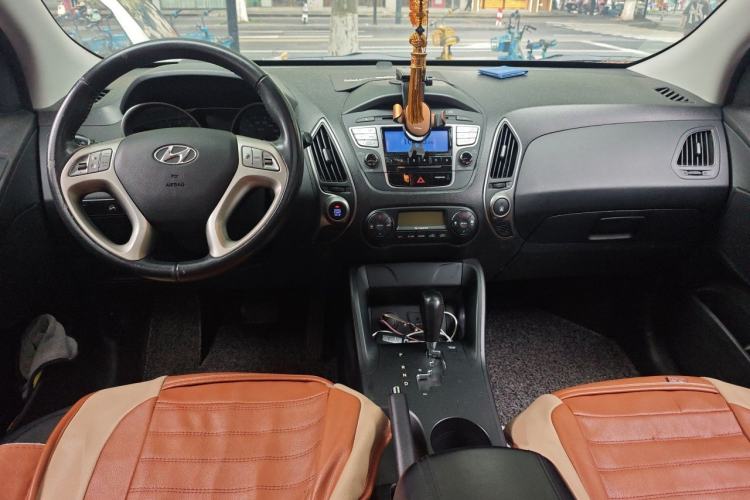 Used Hyundai ix35 2012 2.0L Automatic Two-Wheel Drive Elite Edition GLS Center Console