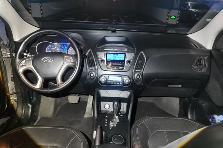 Used Hyundai ix35 2012 2.0L Automatic Two-Wheel Drive Elite Edition GLS Center Console