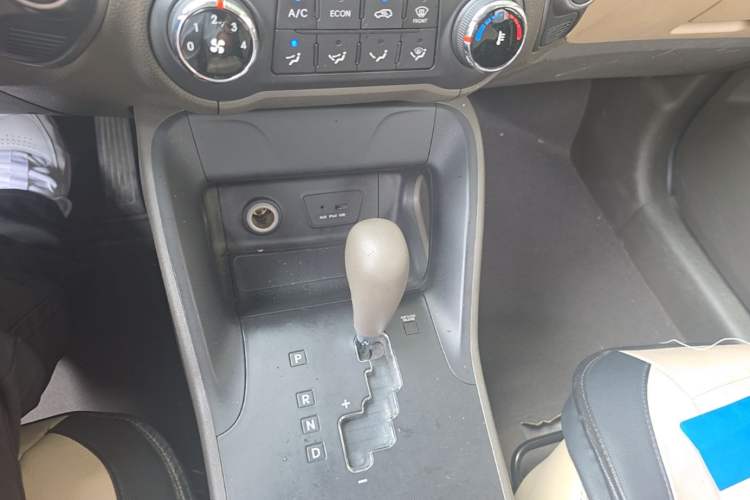 Used Hyundai ix35 2012 2.0L Automatic Two-Wheel Drive New Edition GL Gear Lever