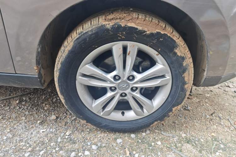 Used Hyundai ix35 2012 2.0L Automatic Two-Wheel Drive Elite Edition GLS Right Front Wheel Hub