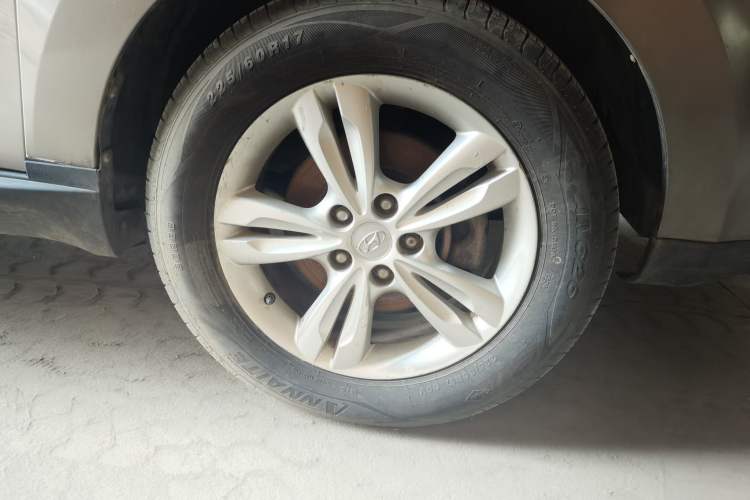 Used Hyundai ix35 2012 2.0L Automatic Two-Wheel Drive Elite Edition GLS Right Front Wheel Hub