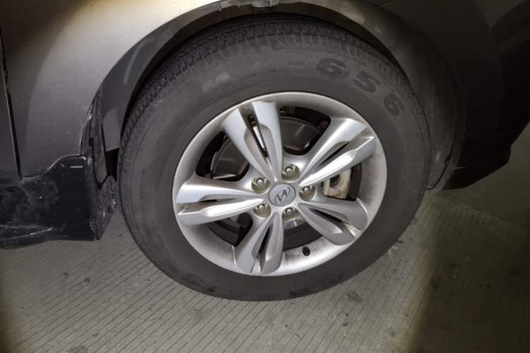 Used Hyundai ix35 2012 2.0L Automatic Two-Wheel Drive Elite Edition GLS Right Front Wheel Hub