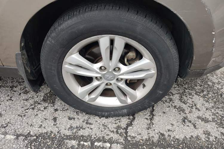 Used Hyundai ix35 2012 2.0L Automatic Two-Wheel Drive Elite Edition GLS Right Front Wheel Hub