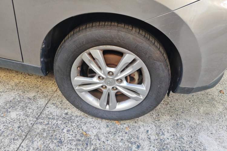 Used Hyundai ix35 2012 2.0L Automatic Two-Wheel Drive Elite Edition GLS Right Front Wheel Hub