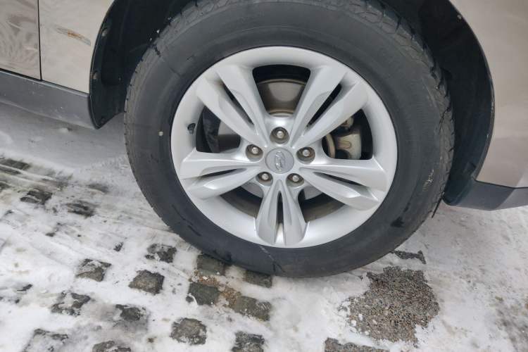 Used Hyundai ix35 2012 2.0L Automatic Two-Wheel Drive Elite Edition GLS Right Front Wheel Hub