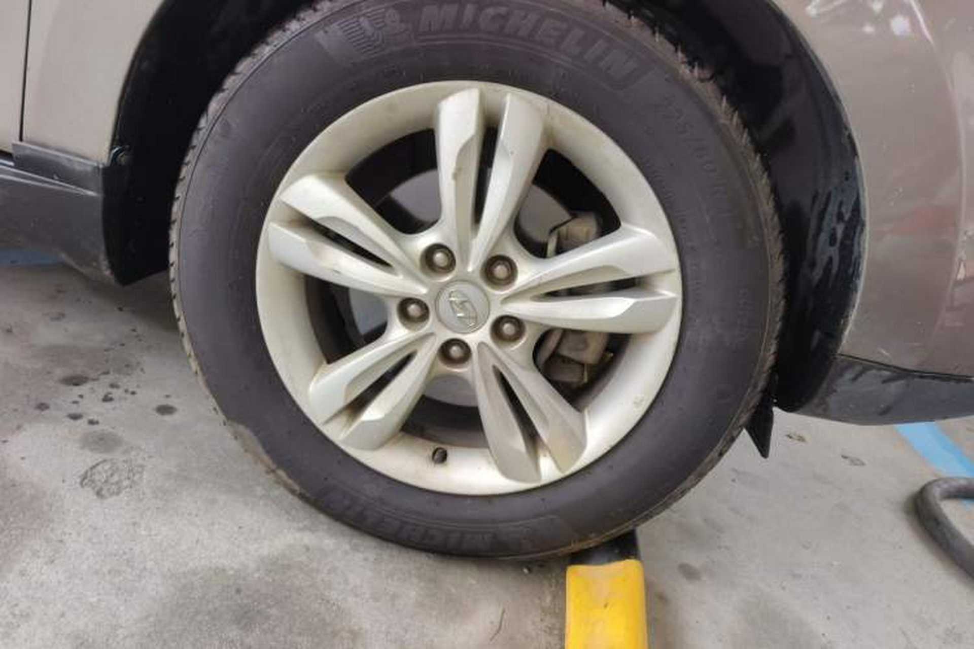 Used Hyundai ix35 2012 2.0L Automatic Two-Wheel Drive Elite Edition GLS Right Front Wheel Hub