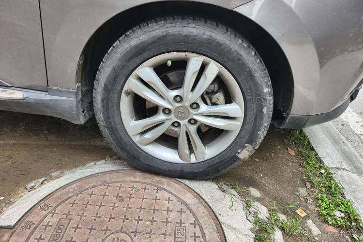 Used Hyundai ix35 2012 2.0L Automatic Two-Wheel Drive Elite Edition GLS Right Front Wheel Hub