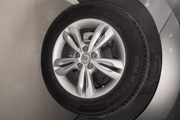 Used Hyundai ix35 2012 2.0L Automatic Two-Wheel Drive Elite Edition GLS Right Front Wheel Hub