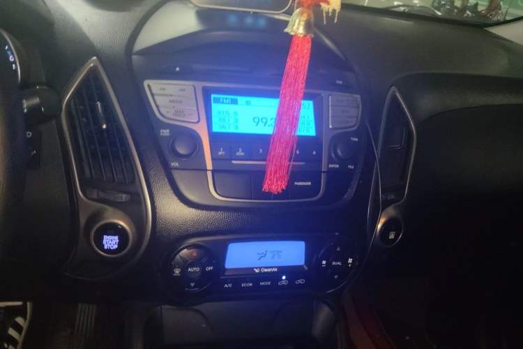 Used Hyundai ix35 2013 2.0L Automatic Two-Wheel Drive Smart GLS China V Standard Audio And AC Panel