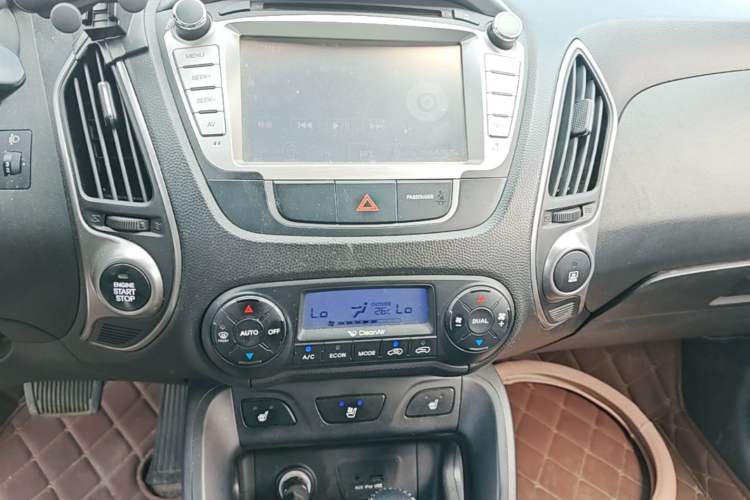 Used Hyundai ix35 2013 2.0L Automatic Two-Wheel Drive Smart GLS China V Standard Audio And AC Panel