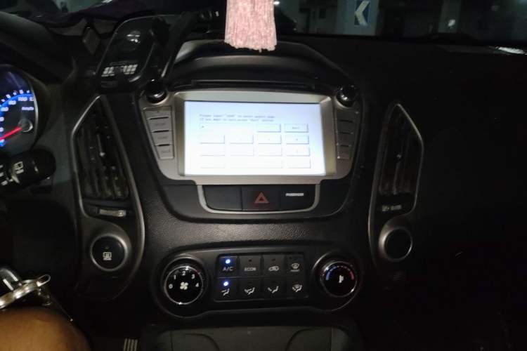 Used Hyundai ix35 2013 2.0L Automatic 2WD Comfort GL China IV Standard Audio And AC Panel
