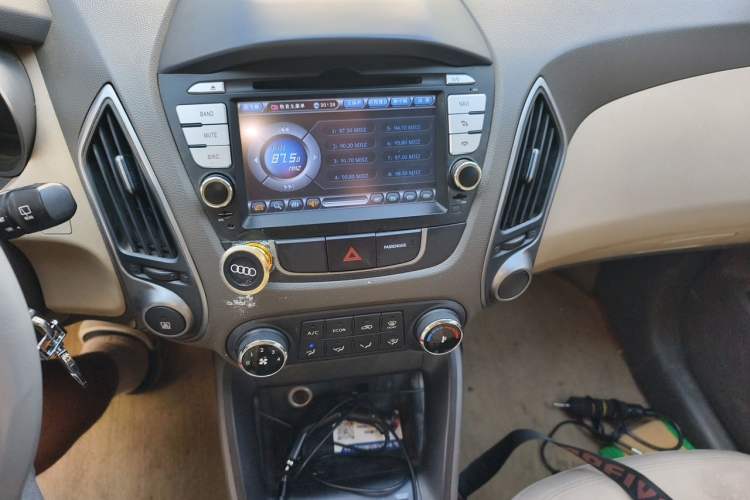 Used Hyundai ix35 2013 2.0L Automatic 2WD Comfort GL China IV Standard Audio And AC Panel