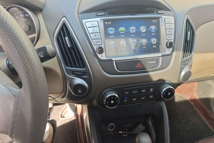 Used Hyundai ix35 2013 2.0L Automatic 2WD Comfort GL China IV Standard Audio And AC Panel