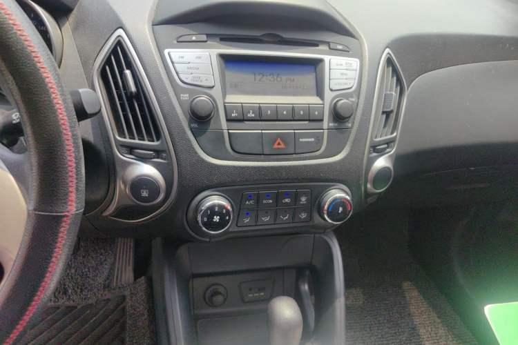 Used Hyundai ix35 2013 2.0L Automatic 2WD Comfort GL China IV Standard Audio And AC Panel