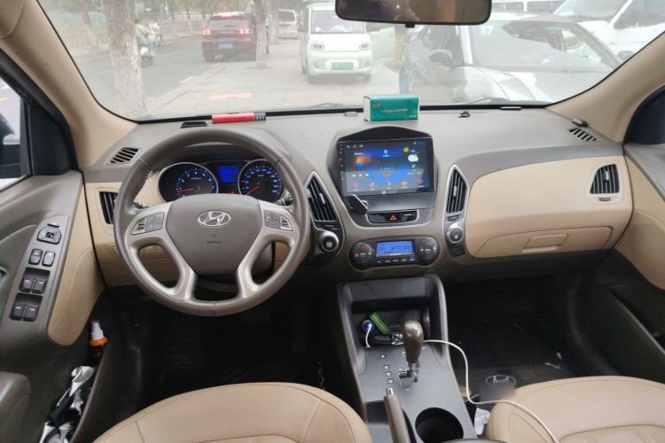 Used Hyundai ix35 2013 2.0L Automatic Two-Wheel Drive Smart GLS China IV Standard Center Console