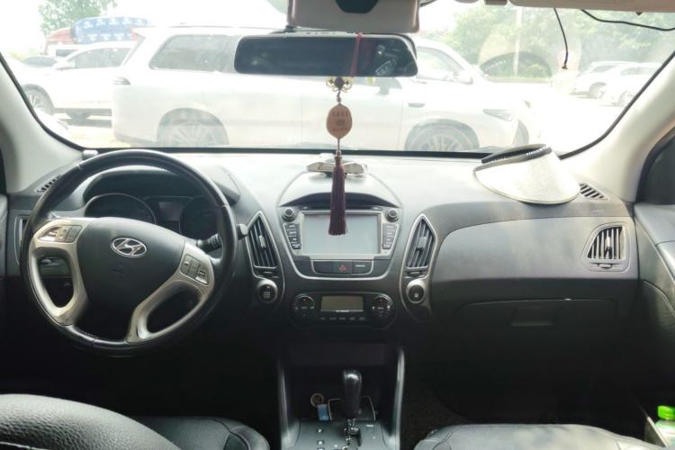 Used Hyundai ix35 2013 2.0L Automatic Two-Wheel Drive Smart GLS China IV Standard Center Console