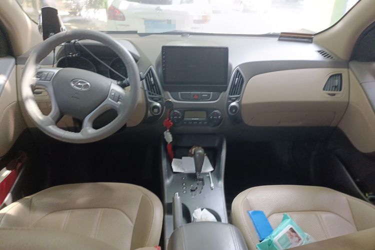Used Hyundai ix35 2013 2.0L Automatic Two-Wheel Drive Smart GLS China IV Standard Center Console