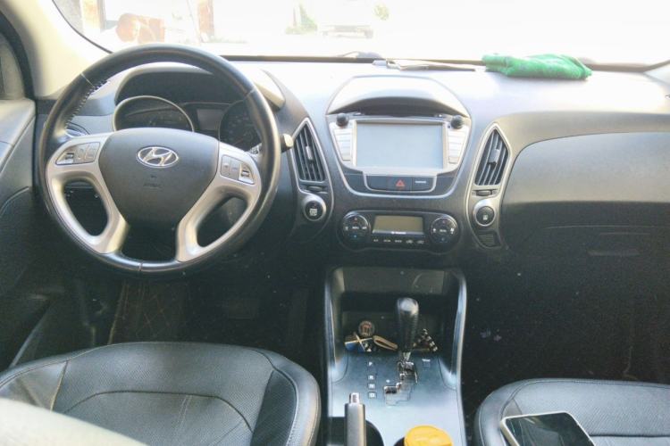 Used Hyundai ix35 2013 2.0L Automatic Two-Wheel Drive Smart GLS China IV Standard Center Console