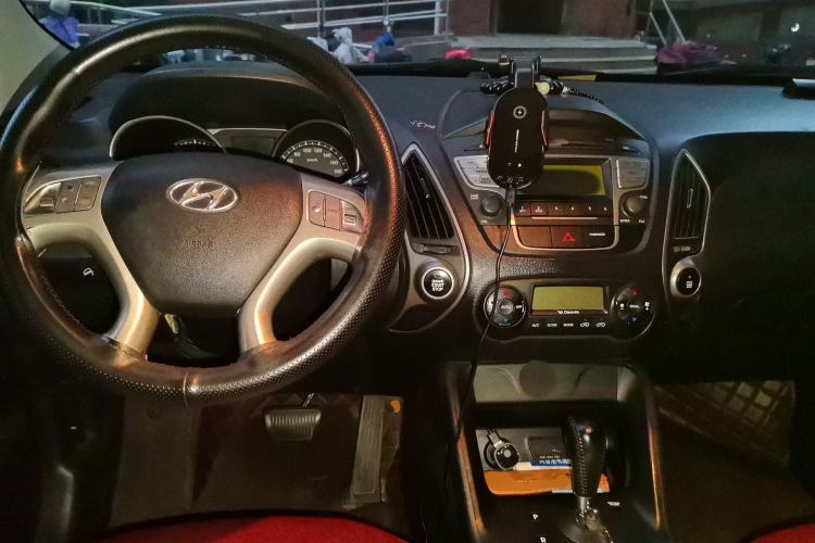 Used Hyundai ix35 2013 2.0L Automatic Two-Wheel Drive Smart GLS China IV Standard Center Console