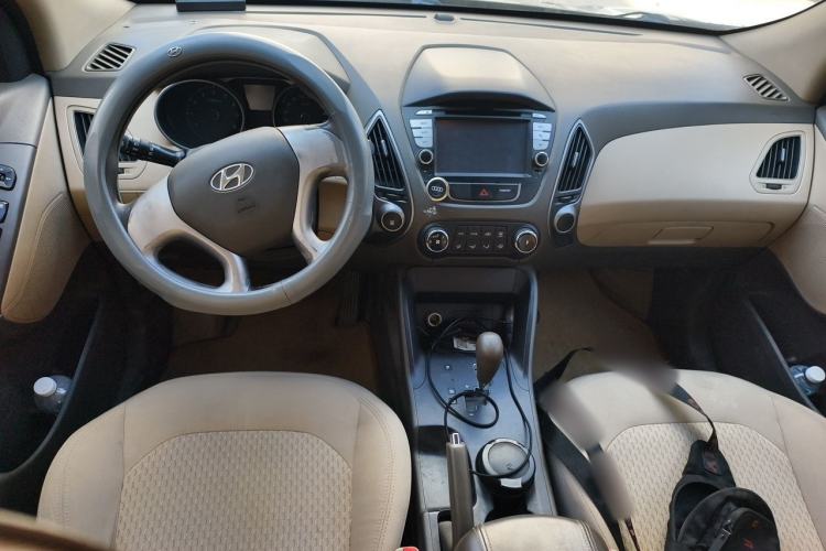 Used Hyundai ix35 2013 2.0L Automatic 2WD Comfort GL China IV Standard Center Console