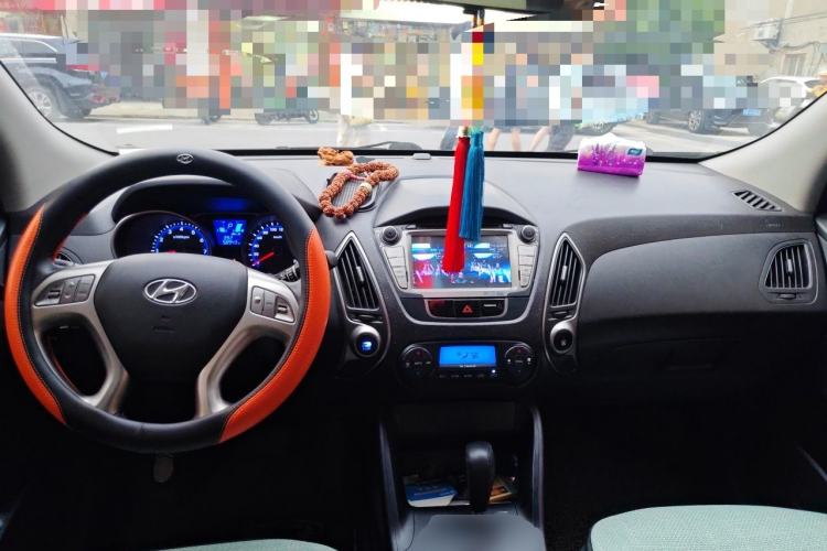 Used Hyundai ix35 2013 2.0L Automatic Two-Wheel Drive Smart GLS China IV Standard Center Console