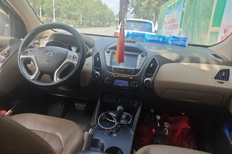 Used Hyundai ix35 2013 2.0L Automatic Two-Wheel Drive Smart GLS China IV Standard Center Console