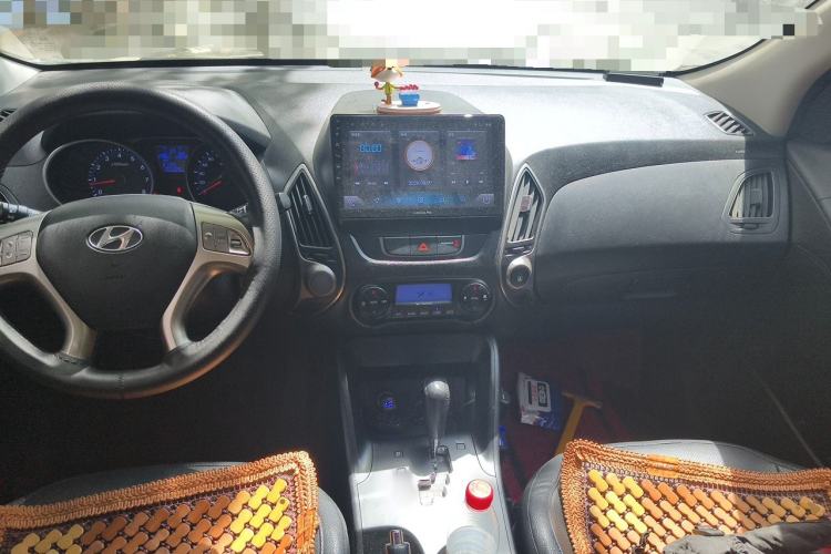 Used Hyundai ix35 2013 2.0L Automatic Two-Wheel Drive Smart GLS China IV Standard Center Console