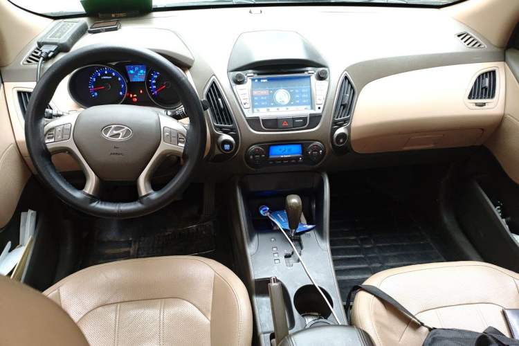 Used Hyundai ix35 2013 2.0L Automatic Two-Wheel Drive Smart GLS China IV Standard Center Console